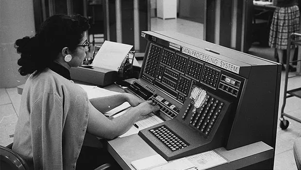 Operadora en la consola de un mainframe IBM 705, 1954.