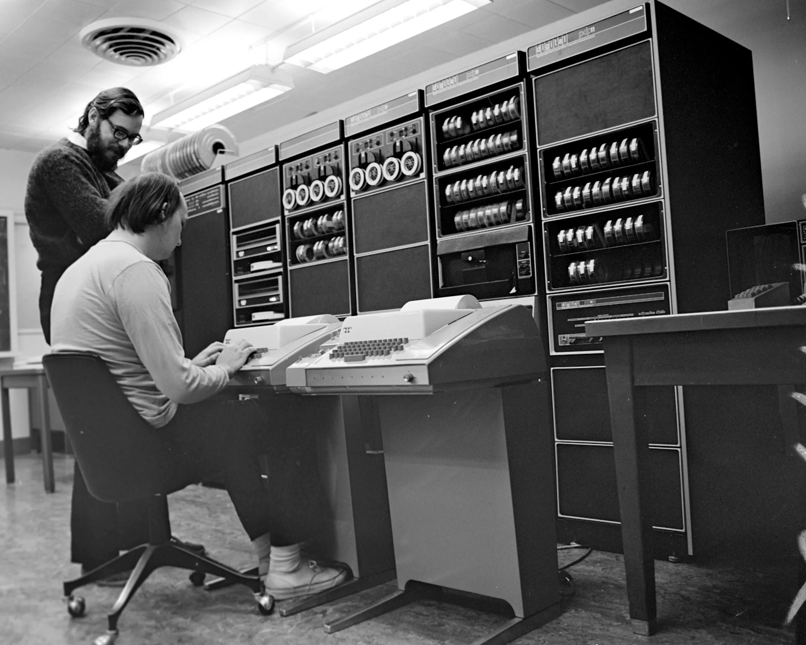 Dennis Ritchie y Ken Thompson operando una minicomputadora PDP-11.