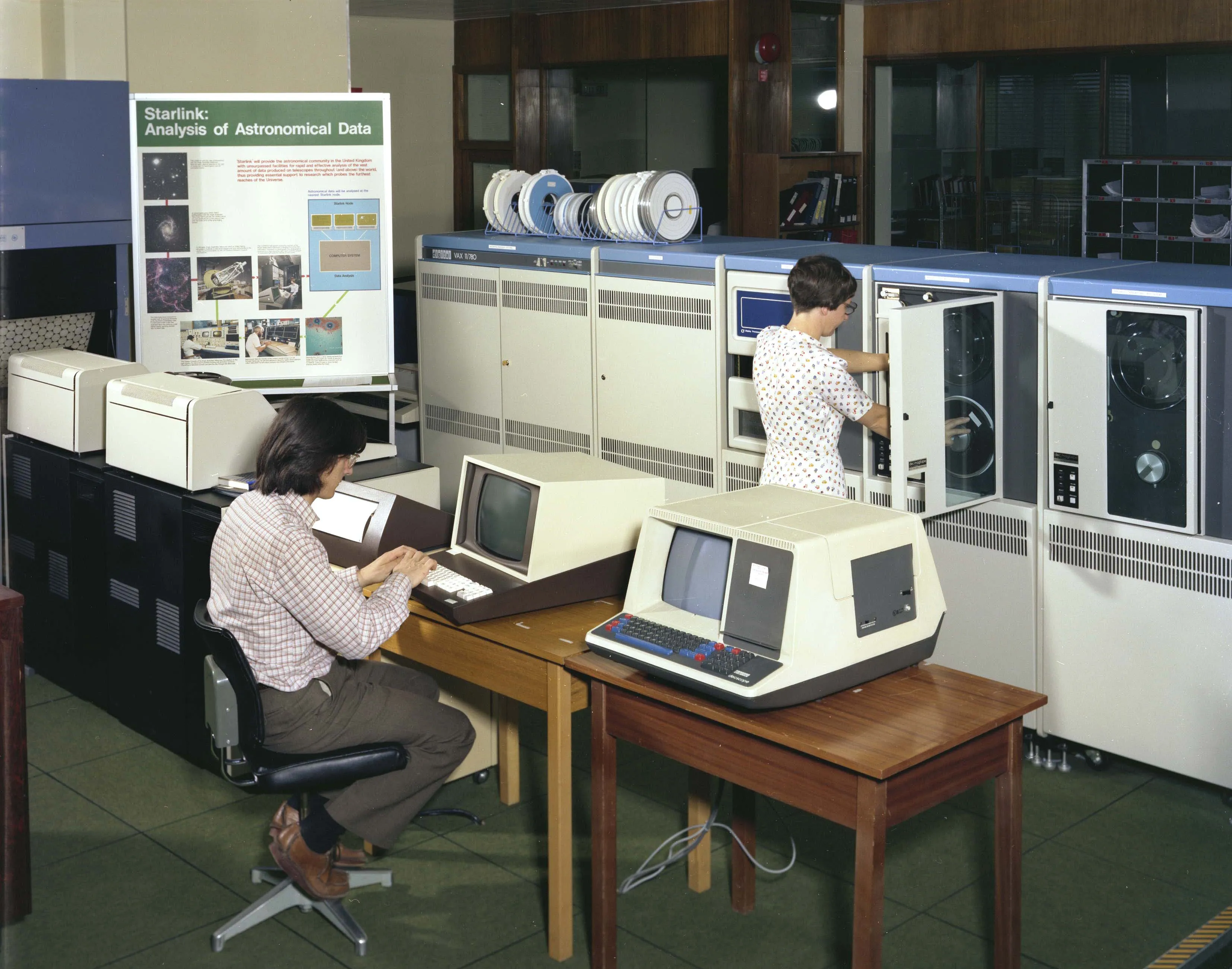 Instalación de una minicomputadora VAX-11/780.