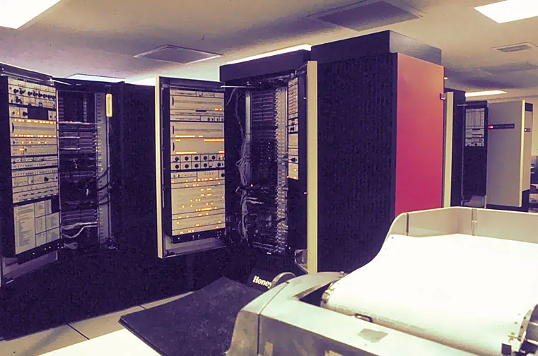Mainframe GE-6180 con sistema MULTICS y paneles de control abiertos.