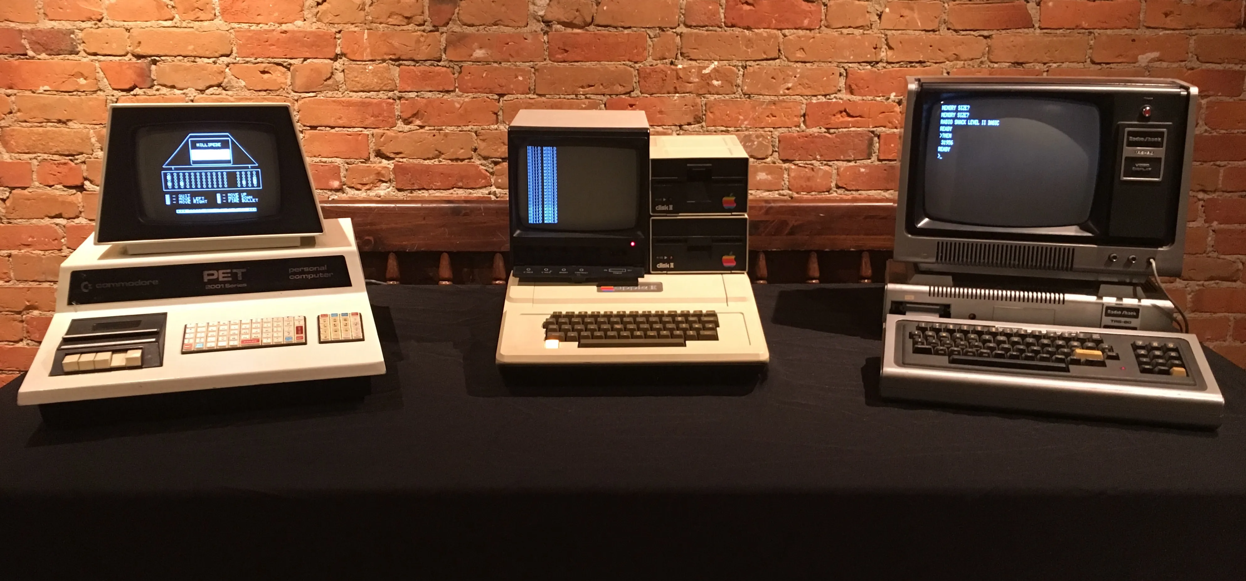 Ordenadores domésticos de 1977: Commodore PET 2001, Apple II y TRS-80 Modelo I.
